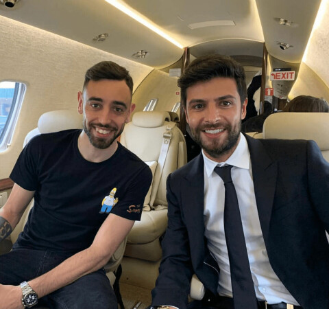 SEIERSBILDE: Bruno Fernandes (t.v.) og hans agent Miguel Pinho på vei til Manchester. Foto: miguelrubenpinho / Instagram