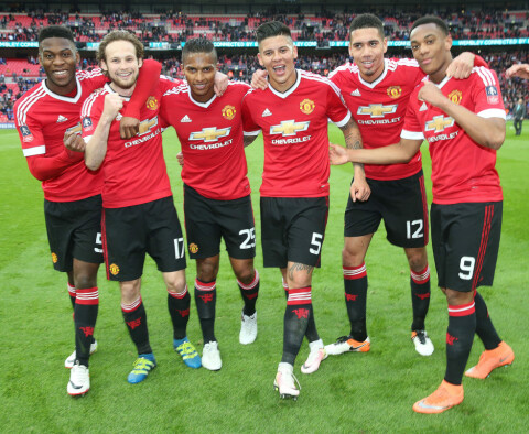 WEMBLEY-JUBEL: United-spillerne jubler etter å ha slått Everton i semifinalen på Wembley i 2016. Drakten fra Louis van Gaals avskjedssesong minner mye om den United og adidas presenterte torsdag formiddag. Everton v Manchester United - The Emirates FA Cup Semi Final