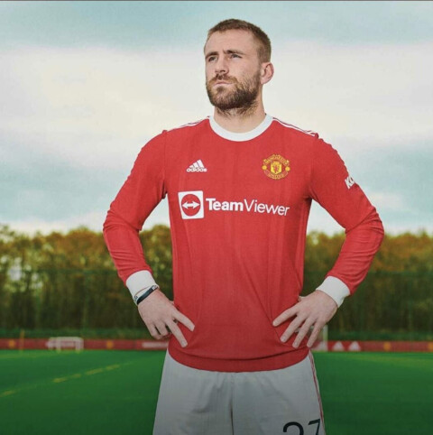LANGE ERMER: Luke Shaw poserer i den nye hjemmedrakten med lange ermer. Selv om flertallet av spillerne vil benytte varianten med korte ermer, er denne varianten utrolig stilig. thumbnail_tempFileForShare_20210715-170729