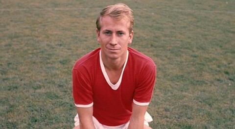 LIKHETER: De nye hjemmedraktene til United har selvsagt flere elementer enn den Sir Bobby Charlton brukte i 1959, men grunndesignet er veldig likt.