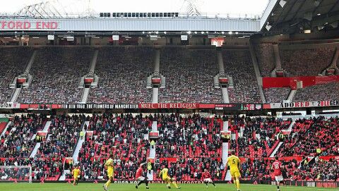 PÅ VEI TILBAKE: Da United møtte Fulham i den siste hjemmekampen forrige sesong, var det første gang på 14 måneder at fansen slapp inn på Old Trafford. Nå planlegger United endelig igjen med mer eller mindre fulle tribuner på Uniteds hjemmekamper fra og med neste sesong. turbillett