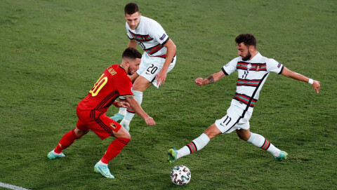 HAS PÅ HAZARD: Bruno Fernandes utrettet lite i løpet av innhoppet sitt, men han rakk å legge Eden Hazard i bakken. Fernando