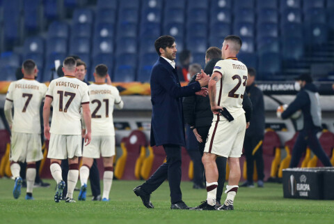 VIDERE: Roma-trener Paulo Fonseca og midtstopper Gianluca Mancini gratulerer hverandre med avansementet etter hjemmekampen mot Ajax. AS Roma v Ajax - UEFA Europa League Quarter Final: Leg Two