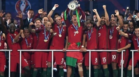 LØFTET TROFÉET: Cristiano Ronaldo.