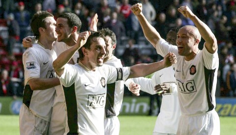 UNITED-JUBEL: Gary Neville & co feirer etter at O’Shea avgjorde kampen. UNITED-JUBEL: Gary Neville & co feirer etter at O’Shea avgjorde kampen.