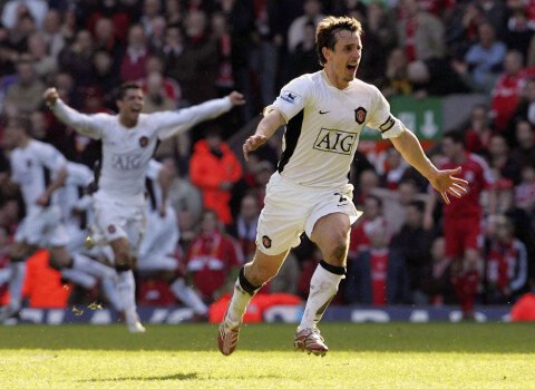 EKSTASE: Gary Neville og Cristiano Ronaldo jubler hemningsløst etter vinnermålet til John O’Shea. EKSTASE: Gary Neville og Cristiano Ronaldo jubler hemningsløst etter vinnermålet til John O’Shea.