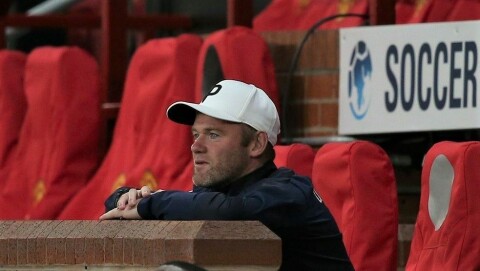 I MANAGERSTOLEN: Wayne Rooney var manager i veldedighetskampen Soccer Aid på Old Trafford. Nå har Rooney fått Derby-jobben på fast basis, og kanskje er det nettopp på denne benken på Old Trafford han drømmer om å havne en dag.