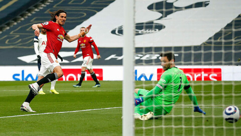 DET ANNULLERTE MÅLET: Cavani tror han sender United foran, men VAR fjerner det. malann