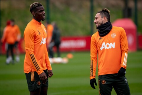 NY SPONSOR?: Paul Pogba og Alex telles på trening i utstyr som bærer AONs logo. Den avtalen skal også snart fornyes eller erstattes.