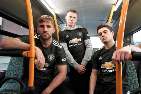 STOR INTERESSE: Lanseringen av nye United-drakter er alltid en stor begivenhet for fansen. Her er det Luke Shaw, Scott McTominay og Daniel James som poserer med årets bortedrakt.