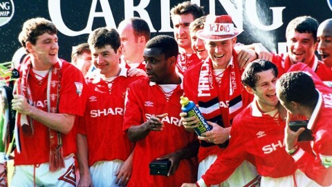 PÅ VEI MOT THE DOUBLE: Paul Parker (i midten) jubler sammen med lagkameratene etter at ligagullet er sikret etter 1993/94-sesongen. Kort tid etter får Parker oppfylt sin store drøm da han vant FA-cupfinalen med United etter 4-0 mot Chelsea på Wembley.