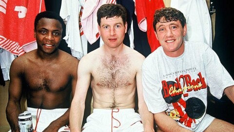 BACKS IN BUSINESS: Paul Parker feirer sitt andre ligagull sammen med forsvarsmakkerne Denis Irwin og Steve Bruce.