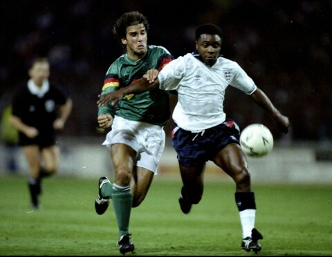 VM-SUKSESS: Paul Parker og England var svært nær ved å nå VM-finalen i 1990, men tapte straffesparkkonkurransen mot Vest-Tyskland. Her er Parker i duell med Karl-Heinz Riedle i en treningskamp på Wembley.