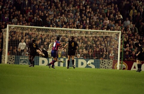 YDMYKET: Paul Parlker (nummer 2) og Steve Bruce (nummer 4) kan bare se på når nok en ball finner veien til nettmaskene bak Gary Walsh. United tapte 0-4 mot Barcelona på Camp Nou i gruppespillet av Champions League høsten 1994.