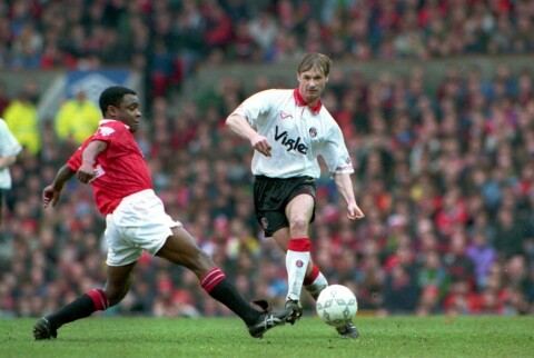 PÅ VEI MOT THE DOUBLE: Paul Parker og Charltons Garry Nelson kjemper om ballen i kvartfinalen av FA-cupen i 1994. Å spille FA-cupfinale på Wembley var Parkers store drøm som guttunge.