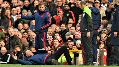 UNDERHOLDNING: Louis van Gaal demonstrerer med all tydelighet hvor lett han mente Arsenal-spillerne falt i ligakampen mot United på Old Trafford i 2016. Publikum syntes åpenbart opptrinnet var hysterisk, mens fjerdedommer Mike Dean ikke er like overbevist.