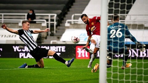 DET VIKTIGE 2-1-MÅLET: Bruno Fernandes plasserer ballen i bortre hjørne.