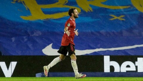 HØSTER ROS: Juan Mata får en verbal klapp på ryggen av Donny van de Beek etter mål og målgivende mot Brighton.