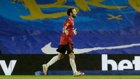 HØSTER ROS: Juan Mata får en verbal klapp på ryggen av Donny van de Beek etter mål og målgivende mot Brighton. HØSTER ROS: Juan Mata får en verbal klapp på ryggen av Donny van de Beek etter mål og målgivende mot Brighton.