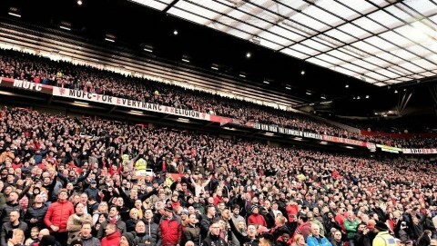 SAVN: Et fullsatt Old Trafford var i feststemning da byrivalen City ble slått tidligere i år. Selv om Premier League skulle starte opp igjen i sommer vil det bli for tomme tribuner. SAVN: Et fullsatt Old Trafford var i feststemning da byrivalen City ble slått tidligere i år. Selv om Premier League skulle starte opp igjen i sommer vil det bli for tomme tribuner.
