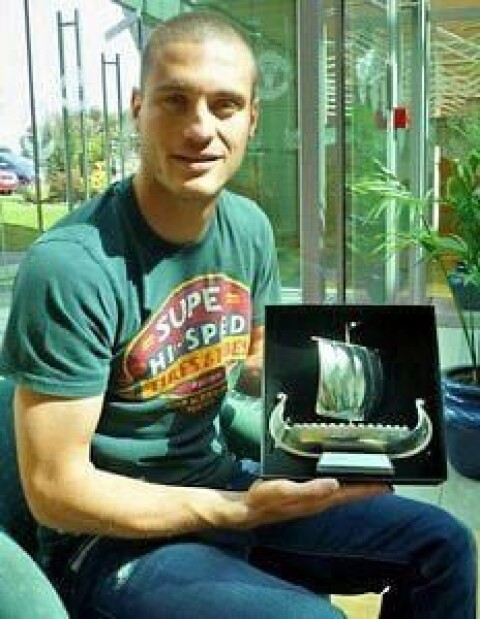 VANT TO GANGER: Nemanja Vidic med Supporterklubbens vikingskip, utmerkelsen for å bli årets spiller.