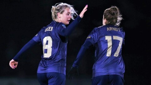TOPPSCORER ALLE TURNERINGER: Mollie Green, som her gratuleres av Lizzie Arnot, som scoret lagets aller første mål da hun senket Liverpool i ligacupen. TOPPSCORER ALLE TURNERINGER: Mollie Green, som her gratuleres av Lizzie Arnot, som scoret lagets aller første mål da hun senket Liverpool i ligacupen.