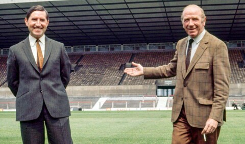 FRANK O’FARREL (t.v.) presenteres av sin berømte forgjenger, Sir Matt Busby.