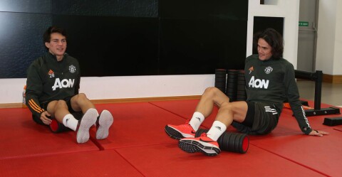 TO FRA URUGUAY: Facundo Pellistri sammen med landsmann Edinson Cavani på trening.