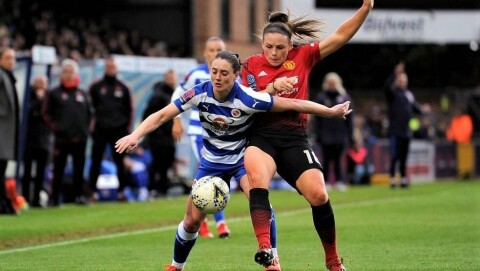 DUELL: Kirsty Hanson i duell med Readings Jade Moore. DUELL: Kirsty Hanson i duell med Readings Jade Moore.