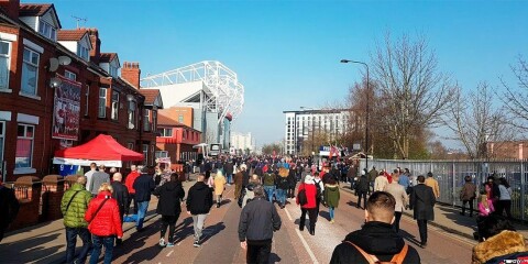 LENGE TIL NESTE GANG: Yrende folkeliv utenfor Old Trafford i timene før kamp. Nå er det høyst usikkert når vi ser slike scener igjen.