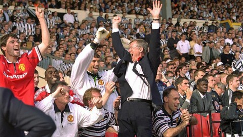 DEL TO AV TRIPPELEN: Roy Keane ble skadet tidlig i FA-cupfinalen mot Newcastle, men kunne juble sammen med Denis Irwin (delvis skjult), Andy Cole, Raimond van der Gouw, Sir Alex Ferguson og resten av United-benken etter seieren over Newcastle i FA-cupfinalen i 1999.