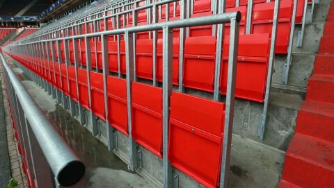 92 kamper, nøytrale baner, tomme tribuner?
