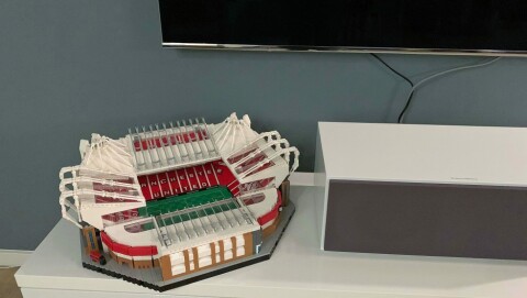 PASSER FINT PÅ TV-BORDET: Old Trafford på plass rett under TVen i Tom-Erik Sørensens stue.