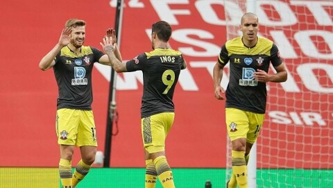 SCORET FØRST: Stuart Armstrong sikret ledelsen for Southampton, etter at Paul Pogba ga bort ballen i en farlig posisjon.