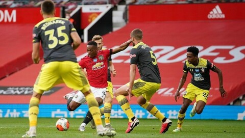 MAJESTETISKE MARTIAL: Uniteds nummer ni sikret sitt lag ledelsen med en sterk prestasjon etter et fint angrep.