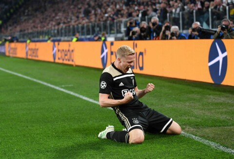 MATCHVINNER: Van de Beek feirer sin scoring mot Juventus i Champions League-kvartfinalen.
