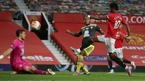 SÅ NÆR, SÅ NÆR: Marcus Rashford fikk en kjempemulighet til å sikre tre poeng, men klarte ikke å få ballen i nettet.
