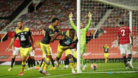 SEN SKUFFELSE: Southampton scoret etter en corner på overtid av overtiden, mot et United med bare ti menn etter Brandon Williams skade.