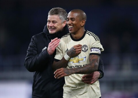 LOT KAPTEINEN DRA: Ole Gunnar Solskjær lot Ashley Young dra til Inter. Fredag kom bekreftelsen på overgangen. LOT KAPTEINEN DRA: Ole Gunnar Solskjær lot Ashley Young dra til Inter. Fredag kom bekreftelsen på overgangen.