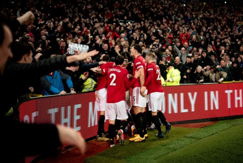 ENDELIG TILBKE: Slik så det ut da Scott McTominay scoret det foreløpig siste målet med fans på Old Trafford. Det var mot byrivalen City i mars i fjor. Mot Fulham vil 10 000 tilskuere væe på plass.