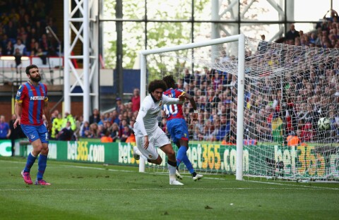 PÅ VEI TIL CHAMPIONS LEAGUE: Marouane Fellaini ble matchvinner for United som tok et syvmilssteg på vei til Champions League med seieren på Selhurst Park.