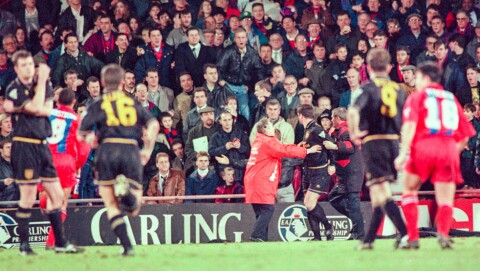 UTVIST OG UTESTENGT: Eric Cantonas famøse karaktespark ble skjebnesvangert for United som tapte ligagullet til Blackburn og FA-cupfinalen mot Everton.