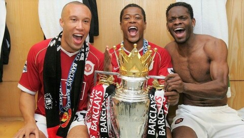FRANSK TRIO: Mikaël Silvestre, Patrice Evra og Louis Saha feirer ligagullet i 2006/07. Kanskje er det også mulig å se på dette bildet hvilke to av disse tre som vant Premier League for første gang…? FRANSK TRIO: Mikaël Silvestre, Patrice Evra og Louis Saha feirer ligagullet i 2006/07. Kanskje er det også mulig å se på dette bildet hvilke to av disse tre som vant Premier League for første gang…?