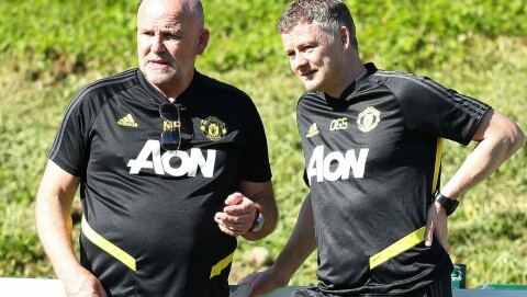 MARBELLA: Mike Phelan og Ole Gunnar Solskjær observerer.