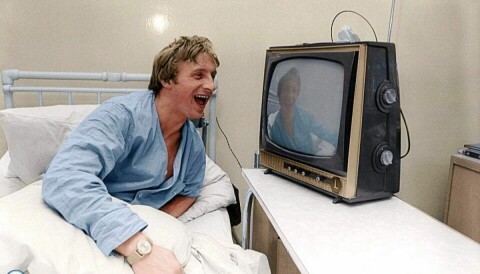 En kneoperert Law følger Europacupfinalen i 1968 fra sin seng på sykehuset.