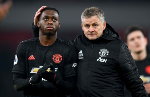 SKUFFET: Manchester United leverte ingen god kamp mot Arsenal. Her får Aaron Wan-Bissaka trøst av Ole Gunnar Solskjær.