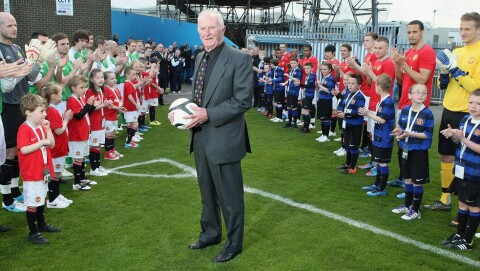 TESTIOMIAL-KAMPEN: Harry Gregg med United-spillerne og alle de andre før kampen i 2012.