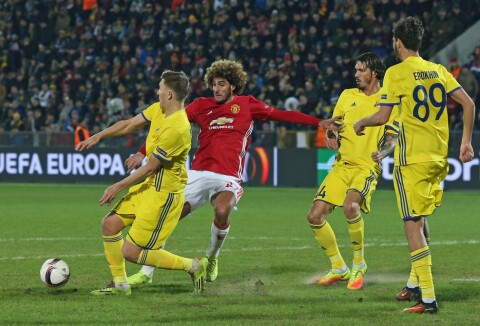 DÅRLIG UNDERLAG: Marouane Fellaini og United måtte slite både mot en tøff motstander og elendige baneforhold mot Rostov i 2017.