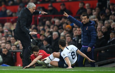 UHELL: Daniel James sklir inn i José Mourinho.