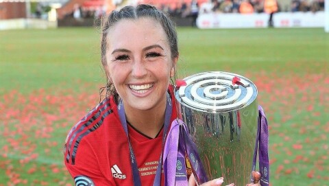 ZELEM OG CHAMPIONSHIP-TROFÉET: Forhåpentligvis får hun muligheten til å løfte flere troféer i løpet av de neste ukene, selv om Chelsea er favoritter i både ligaen og cupen. ZELEM OG CHAMPIONSHIP-TROFÉET: Forhåpentligvis får hun muligheten til å løfte flere troféer i løpet av de neste ukene, selv om Chelsea er favoritter i både ligaen og cupen.